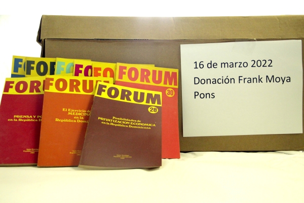 Frank Moya Pons dona documentos al Archivo General de la Nación