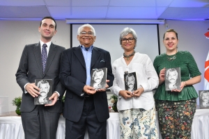 Ernesto Quiñones dona su libro No todo fue Televisión al Archivo General de la Nación