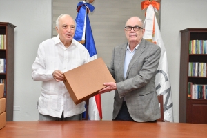 Bernardo Vega dona valiosa colección documental al Archivo General de la Nación