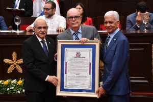 Senado de la República reconoce al historiador Roberto Cassá por su invaluable trayectoria