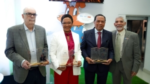 Roberto Cassá recibe Premio Pluma a la Excelencia por su trayectoria y aportes a la historiografía dominicana